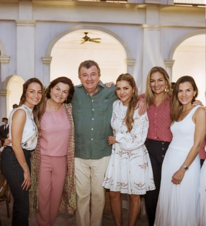 En compañía de su esposa e hijas