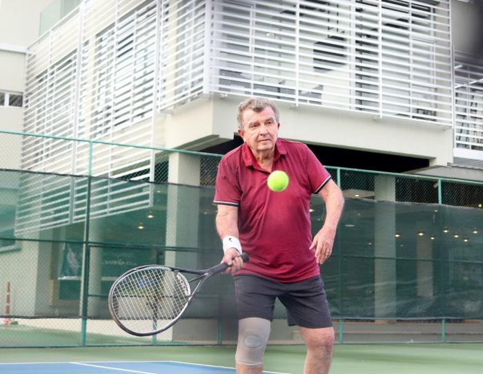 Cheché jugando tenis