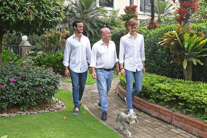 Guido Chiriboga High y dos de sus tres hijos en jardín se du casa.