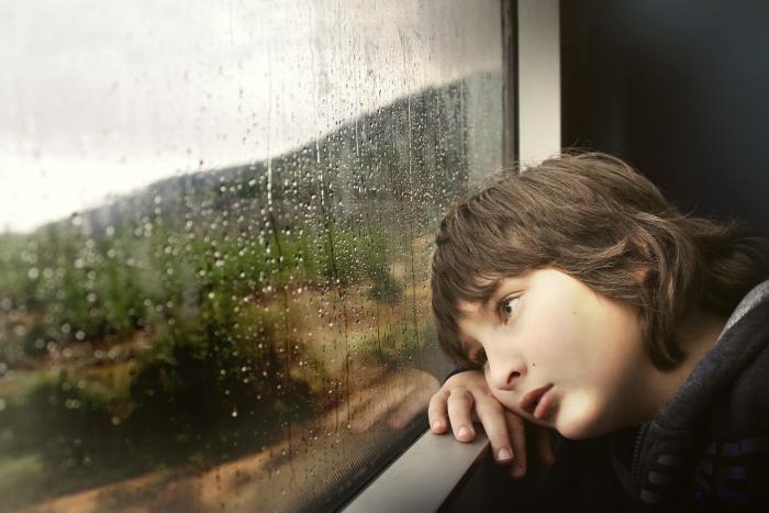 La tristeza continua o irritabilidad de un niño son señales que no deben pasarse por alto