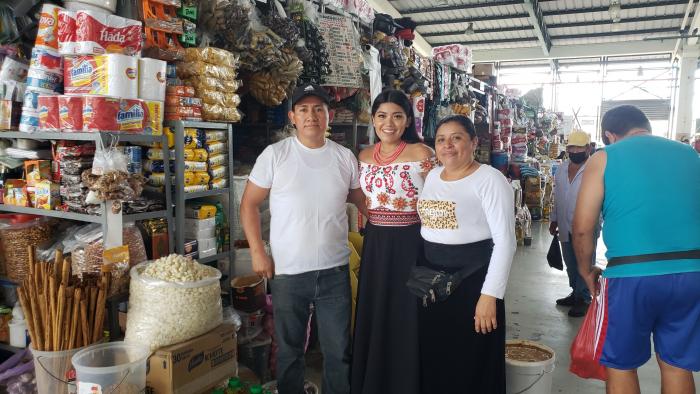 Meliza Yumisaca junto a sus padres, Pablo Yumisaca y Elena Guacho.
