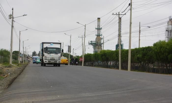 La carretera circunda la zona petrolera de la ciudad