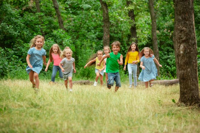 Niños corriendo