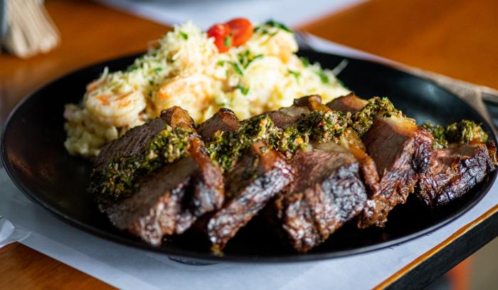 Plato acompañado de salsa chimichurri