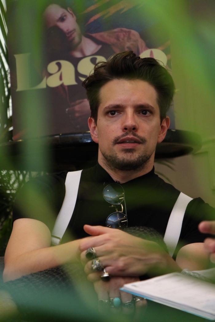 ENTREVISTA A CANTANTE (8486526)
