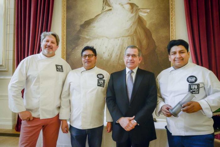 El embajador ecuatorianos en compañía de los chefs responsables de la cena