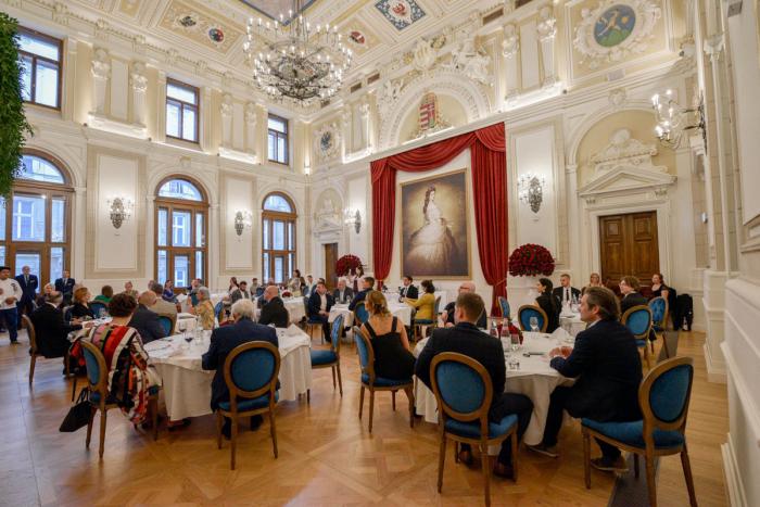 Los invitados que asistieron a la cena ofrecida por la Embajada de Ecuador en Hungría