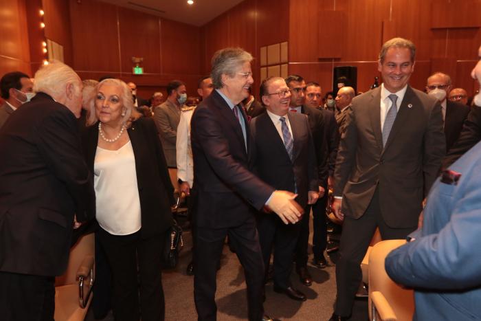 Condecoración al Mérito en grado de Caballero a Galo Martínez Leisker. El director de diario EXPRESO junto al presidente de la República, Guillermo Lasso Mendoza.