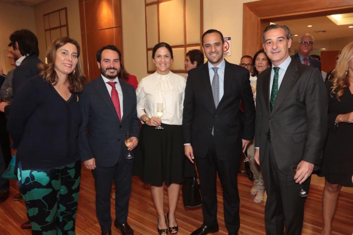 Condecoración al Mérito en grado de Caballero a Galo Martínez Leisker. El director de diario EXPRESO junto al presidente de la República, Guillermo Lasso Mendoza.