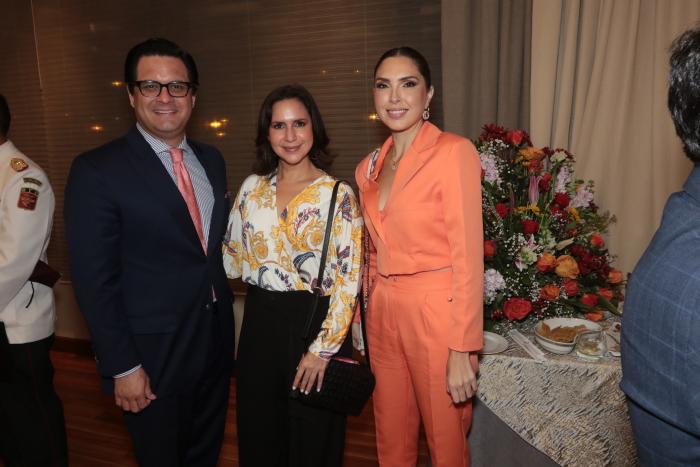 Condecoración al Mérito en grado de Caballero a Galo Martínez Leisker. El director de diario EXPRESO junto al presidente de la República, Guillermo Lasso Mendoza.
