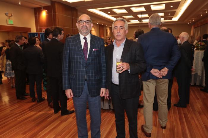Condecoración al Mérito en grado de Caballero a Galo Martínez Leisker. El director de diario EXPRESO junto al presidente de la República, Guillermo Lasso Mendoza.