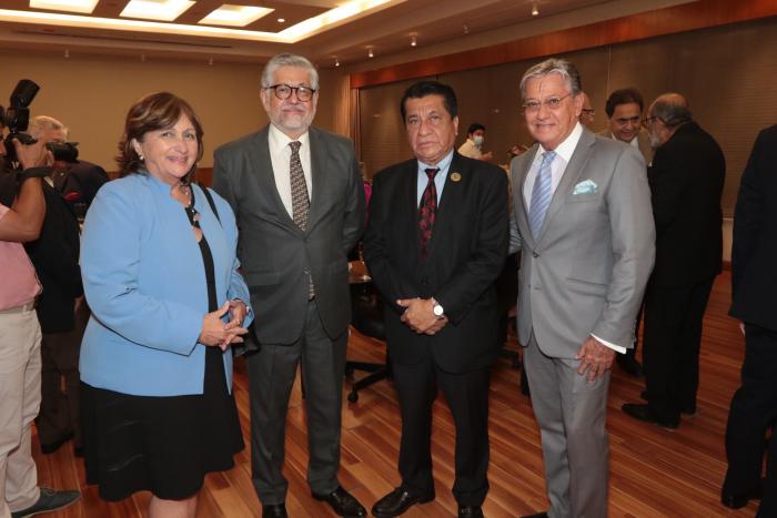 Condecoración al Mérito en grado de Caballero a Galo Martínez Leisker. El director de diario EXPRESO junto al presidente de la República, Guillermo Lasso Mendoza.