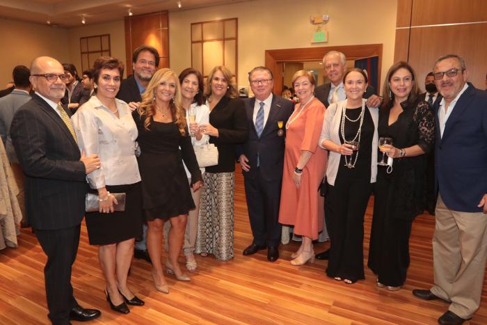Condecoración al Mérito en grado de Caballero a Galo Martínez Leisker. El director de diario EXPRESO junto al presidente de la República, Guillermo Lasso Mendoza.