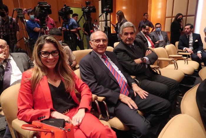 Condecoración al Mérito en grado de Caballero a Galo Martínez Leisker. El director de diario EXPRESO junto al presidente de la República, Guillermo Lasso Mendoza.
