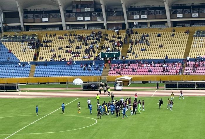Diego-Lara-árbitro-agresión-hinchas-DeportivoQuito