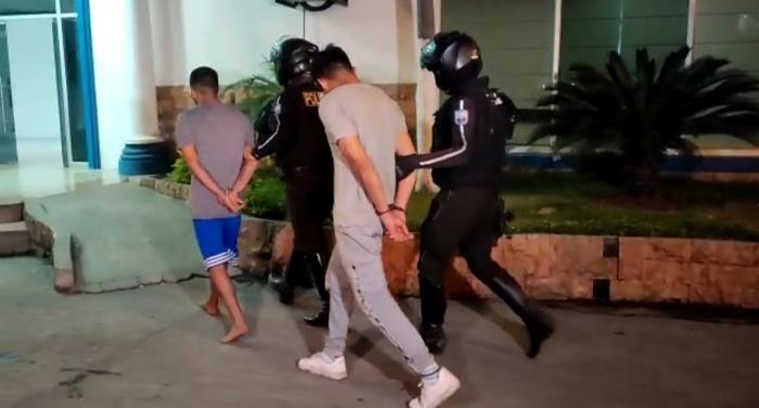 detenidos por explosivos