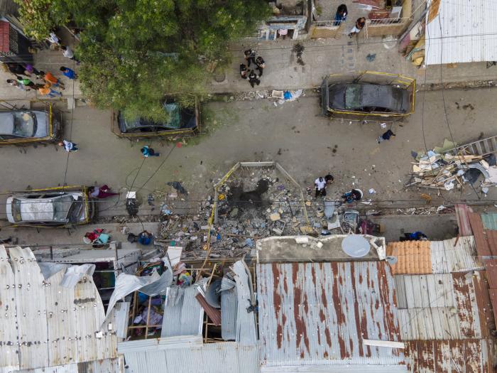 Vista aérea de los daños causados por un atentado explosivo en el barrio Cristo del Consuelo, en Guayaquil (Ecuador).