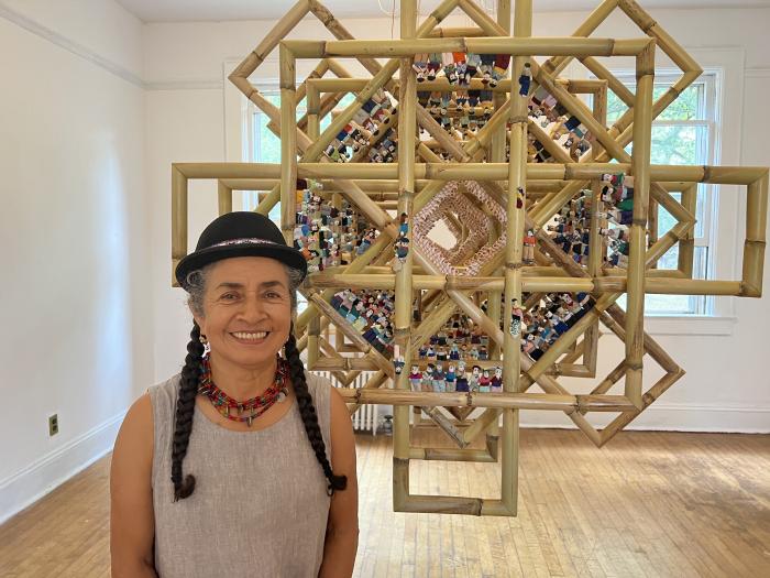 La artista ecuatoriana Carmen Vicente