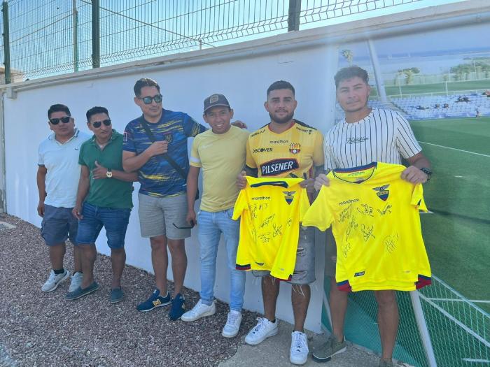 Hinchas Ecuador amistoso Murcia