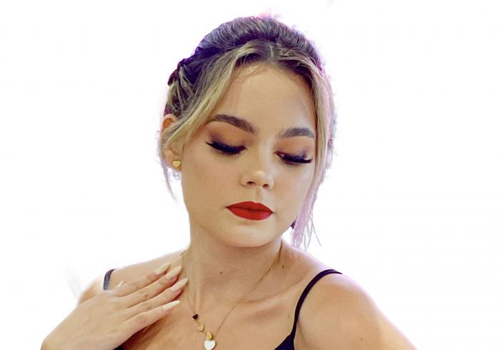 Este maquillaje lo puede adaptar para el día o para la noche