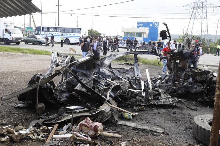 coche bomba en los exteriores de La Regional