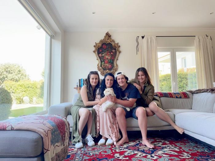 Viviana Cordero feliz en compañía de sus hijos