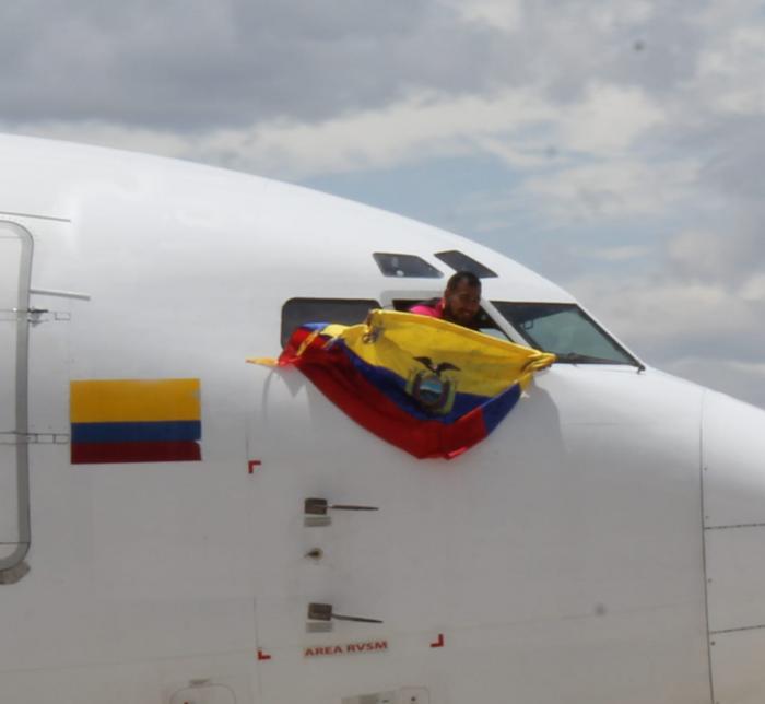 JUNIOR-SORNOZA-AVIÓN-LLEGADA