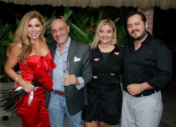 Mariela con su expareja y amigos.