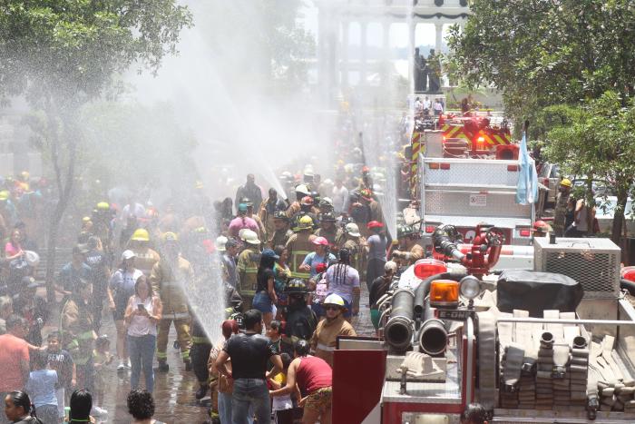 Bomberos ejercicios de agua