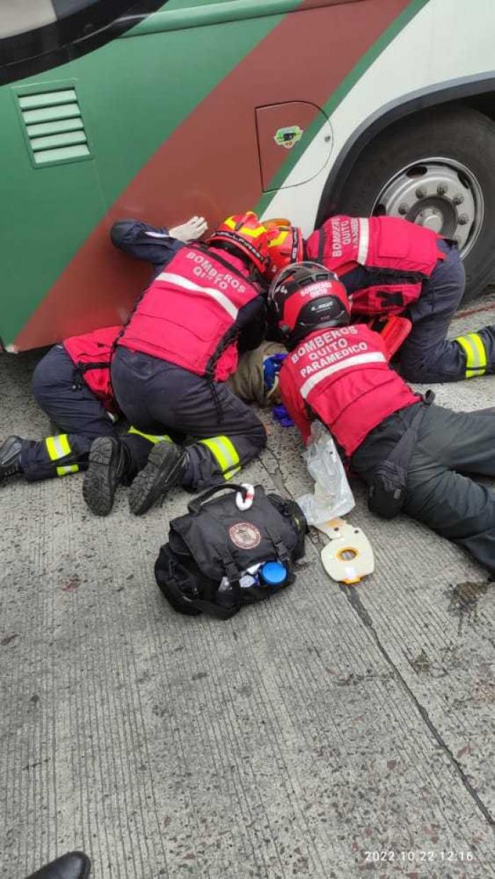 rescate atrapado entre llantas