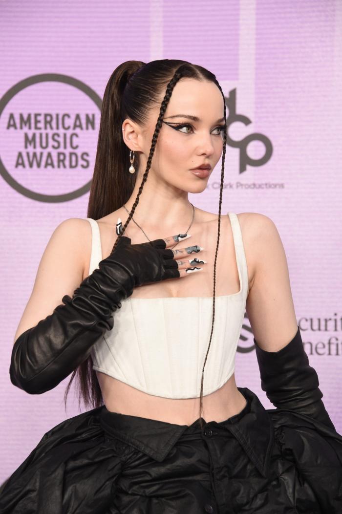 Dove-Cameron-AMAs-2-scaled