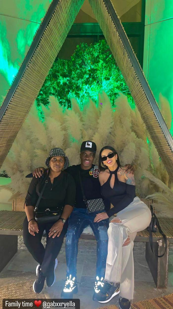 Jhegson Méndez en medio de su mamá y de su novia en Qatar.