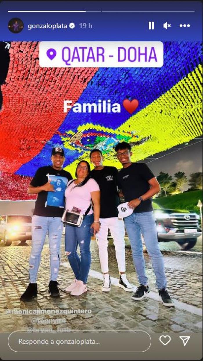 Gonzalo Plata en Qatar, junto a sus dos hermanos y su mamá.