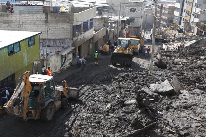 LA GASCA MAQUINARIA QUITANDO LODO