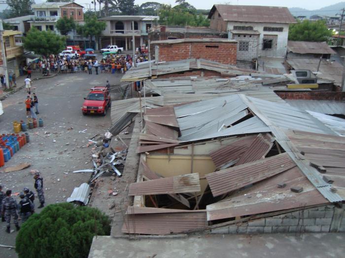 Panorámica del techo de algunas viviendas después del atentado