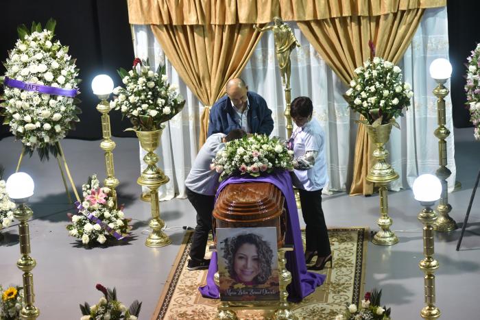 La madre de María Belén Bernal y su hijo junto al féretro de la abogada