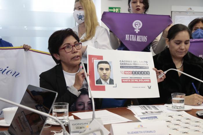 Elizabeth Otavalo, madre de María Belén Bernal, en una rueda de prensa