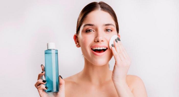 Limpiar el rostro con agua micelar es ideal para los rostros maduros y con piel seca