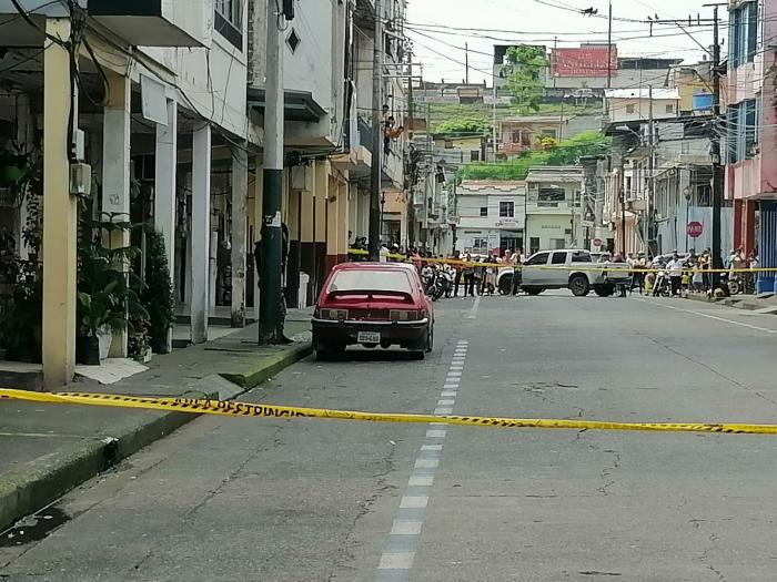 Carro abandonado en Quevedo