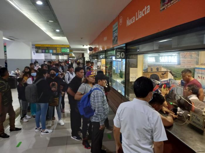 Filas en el Terminal Terrestre durante las elecciones.