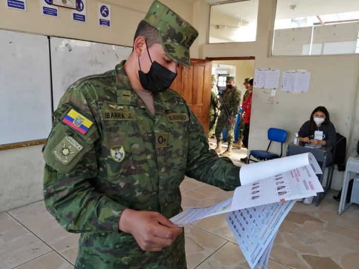 Sur. El cabo Jean Pierre Ibarra es de Quito y por eso participó de las elecciones seccionales de la capital.