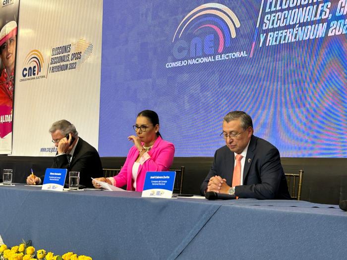 Autoridades en el Centro de Mando de Ecuador.