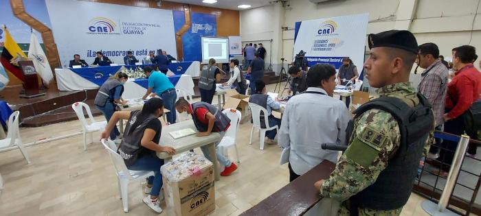 En la Delegación Provincial Electoral del Guayas , se instala la Junta Electoral para empezar el escrutinio de los votos.