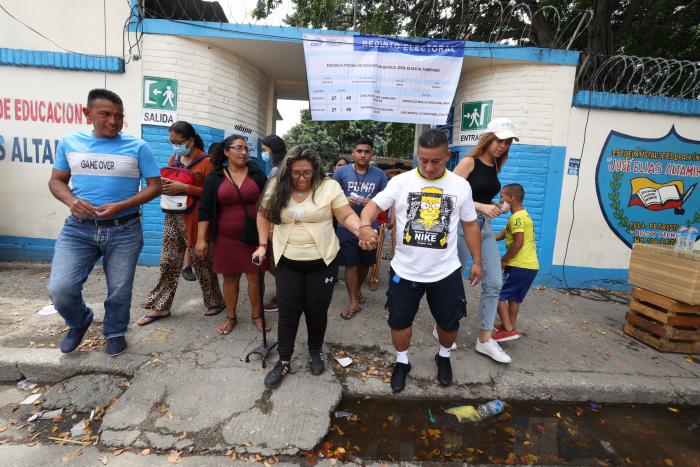 Dificultades. Las personas con movilidad reducida tenían complicaciones para caminar en los recintos electorales.