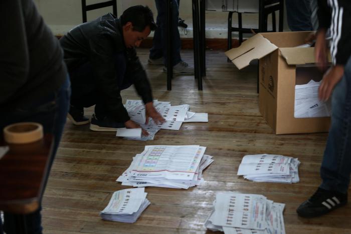Jurados de votación realizan conteo de votos tras el cierre de mesas luego de una jornada de elecciones locales y referéndum constitucional, hoy, en Quito (Ecuador).
