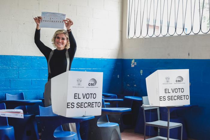 La candidata Cynthia Viteri ejerciendo su voto durante este domingo.