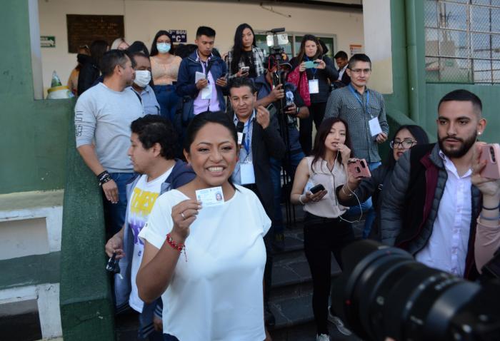 La candidata hizo la fila como todos los ciudadanos y a la salida mostró su certificado habilitador.