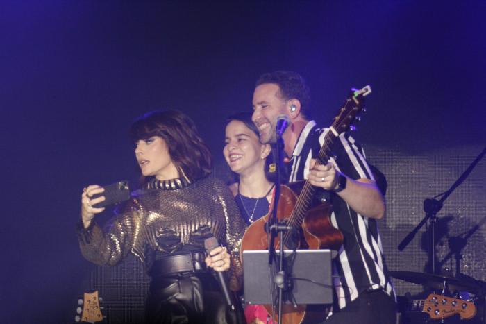 Kany y su banda junto Cristina Rodríguez.