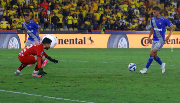 Cevallos y Sosa comandaron un contragolpe que terminó con el tercer gol de Emelec.