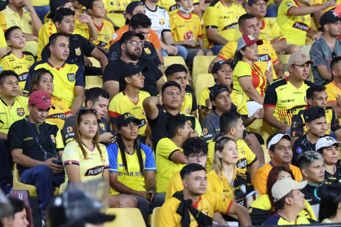 Los hinchas amarillos mostraron preocupación tras el penal fallido de Díaz.